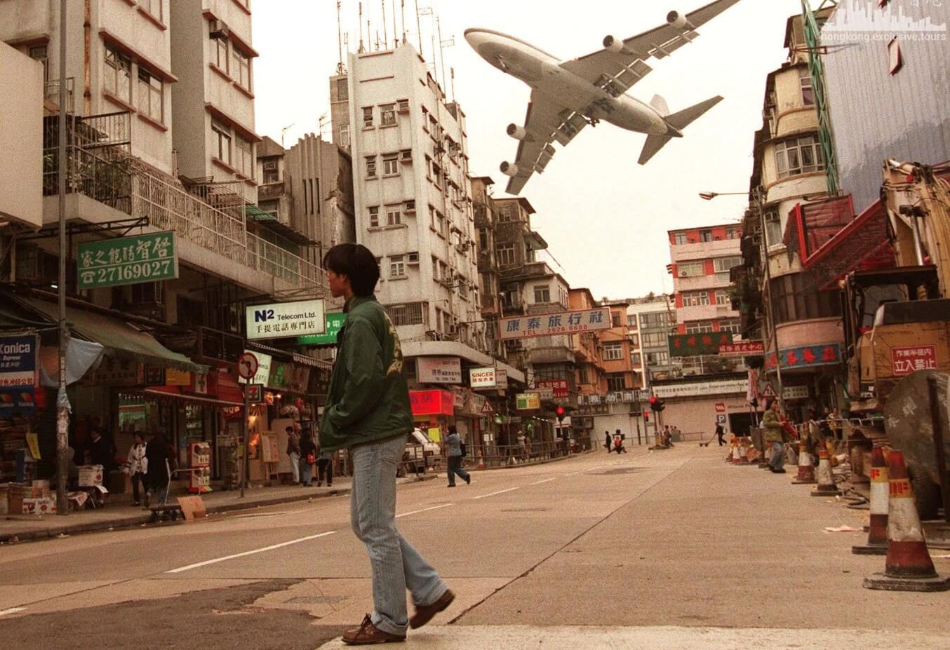 Почему аэропорт Кайтак считался самым опасным. Иногда самолеты пролетали прямо над головами горожан. Источник фотографии: archive.nytimes.com. Фото.