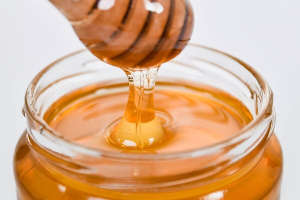 Если любите жидкий, выбирайте мёд с высоким содержанием фруктозы, например, акациевый, липовый, каштановый. Источник изображения: tea.ru. Фото.