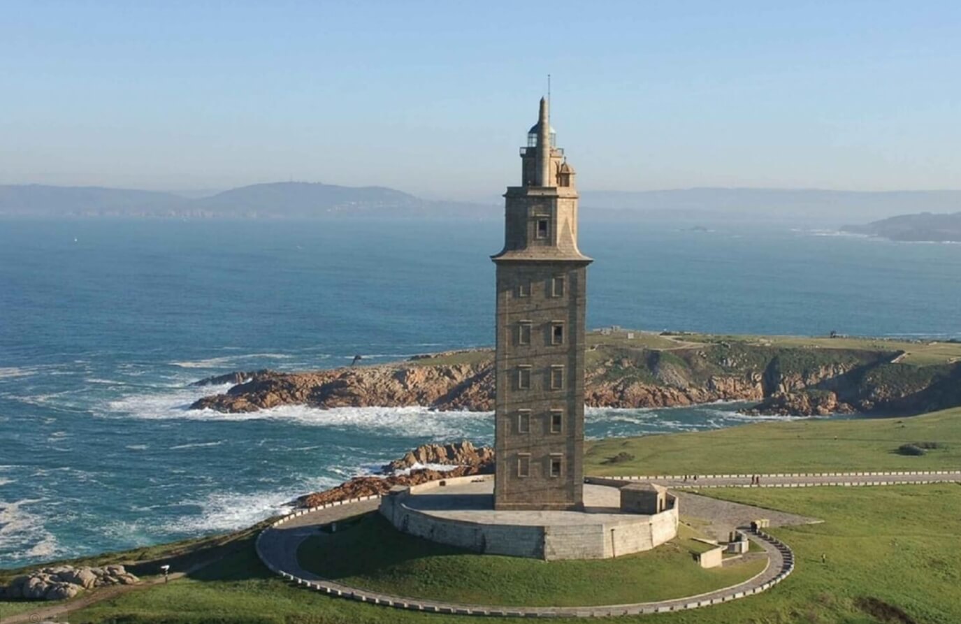 Башня Геркулеса в Испании. Источник фотографии: kuku.travel. Фото.