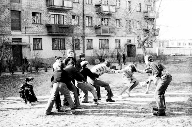 Дворовые игры без взрослых: коммуникация и креатив. Дворовые игры. Источник изображения: culture.ru. Дворовые игры без взрослых: коммуникация и креатив. Дворовые игры. Источник изображения: culture.ru. Фото.