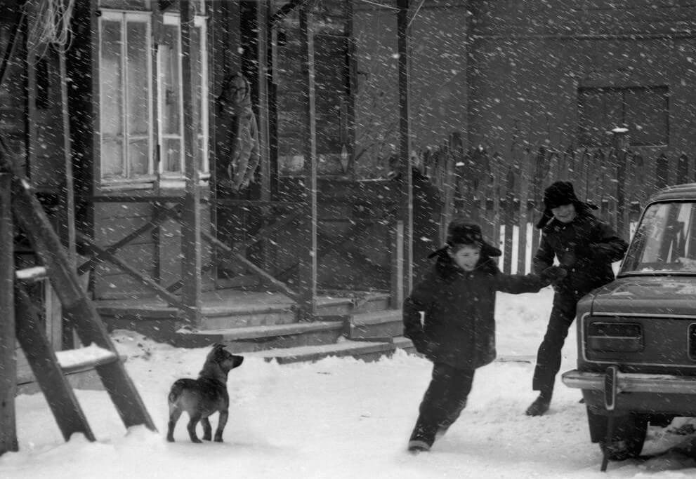 Радость от первого снега, запуск воздушного змея — простые вещи приносили искренние яркие эмоции. Источник изображения: kulturologia.ru. Фото.