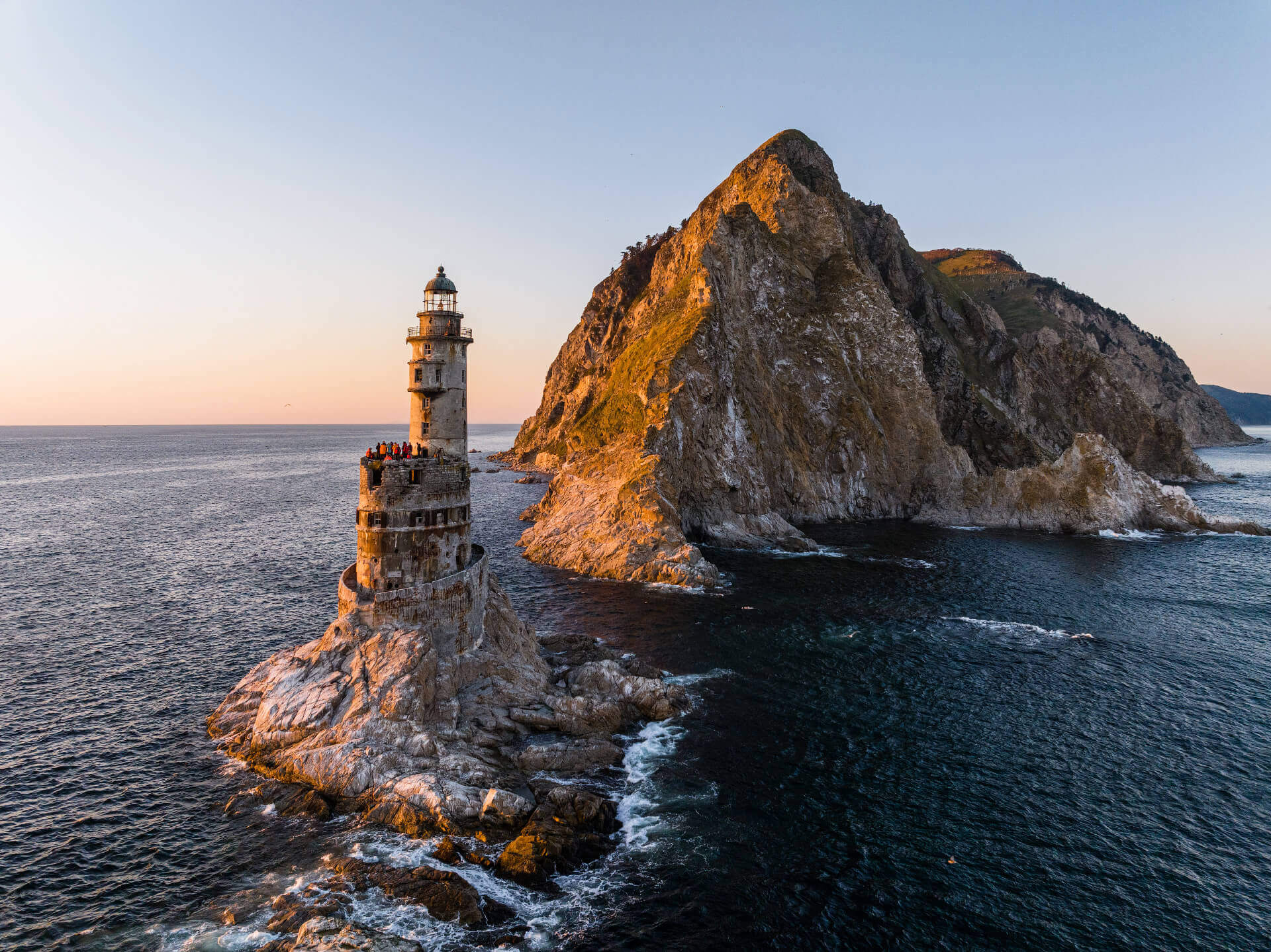 Заброшенный маяк острова Сахалин скоро будет отреставрирован. Источник изображения: vasta-expeditions.ru. Фото.