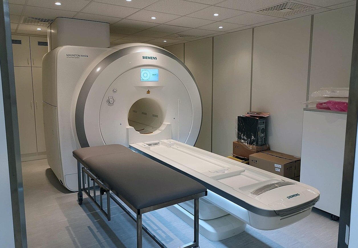 Смартфон в зоне томографа превращается в «снаряд», который может травмировать. Источник изображения: wikimedia.org. Фото.