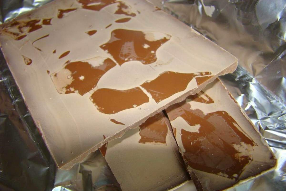 Почему он появляется и как его избежать. Причины появления белого налёта на шоколаде заключаются в хранении. Источник изображения: sovkusom.ru. Фото.