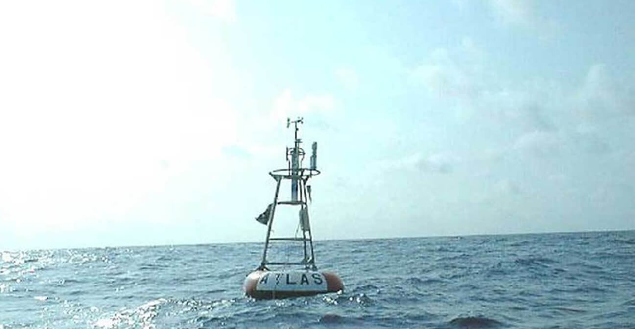 Что находится в точке 0,0 на карте Земли. Буй на нулевых координатах Земли. Источник изображения: pikabu.ru. Фото.