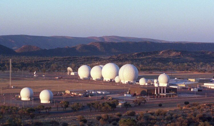 Секретная база в Австралии, где прячут правду от всего мира. Pine Gap с английского можно перевести как «Сосновый пролом».<div class= Секретная база в Австралии, где прячут правду от всего мира. Pine Gap с английского можно перевести как «Сосновый пролом».. Источник изображения: strategic-culture.su. Фото.