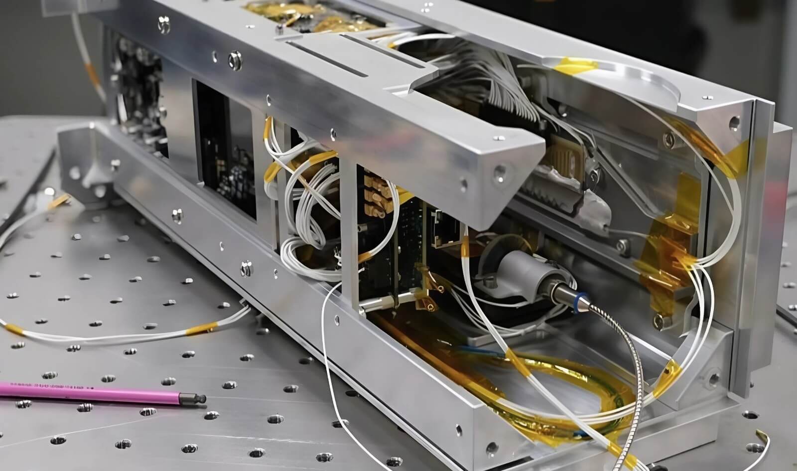 Квантовый компьютер в космосе. Квантовый компьютер внутри космического спутника. Источник изображения: physik.univie.ac.at. Фото.