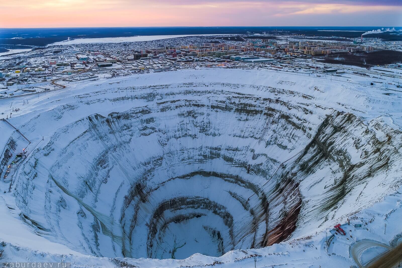 Рудник «Мир» был первым и крупнейшим алмазным рудником в Советском Союзе. Источник изображения: kasheloff.ru. Фото.