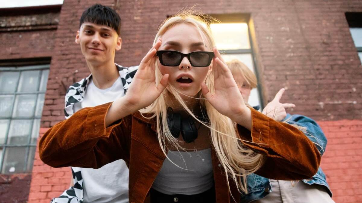 Зная эти слова, вы не только лучше поймёте своих детей и коллег, но и будете чувствовать себя увереннее в современном инфопространстве. Источник изображения: freepik.com. Фото.