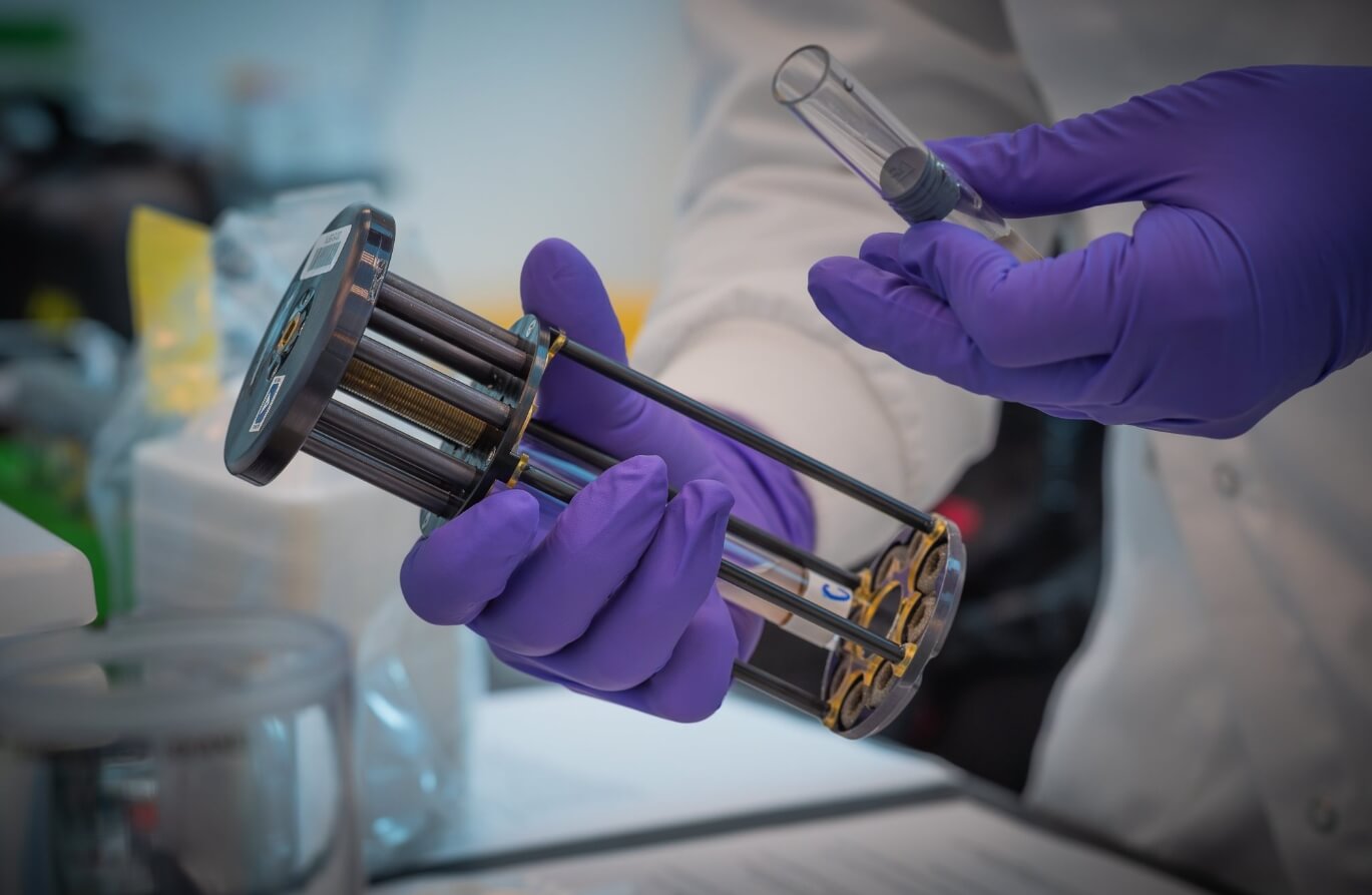 Те самые капсулы с суслом и дрожжами. Источник фотографии: universemagazine.com. Фото.