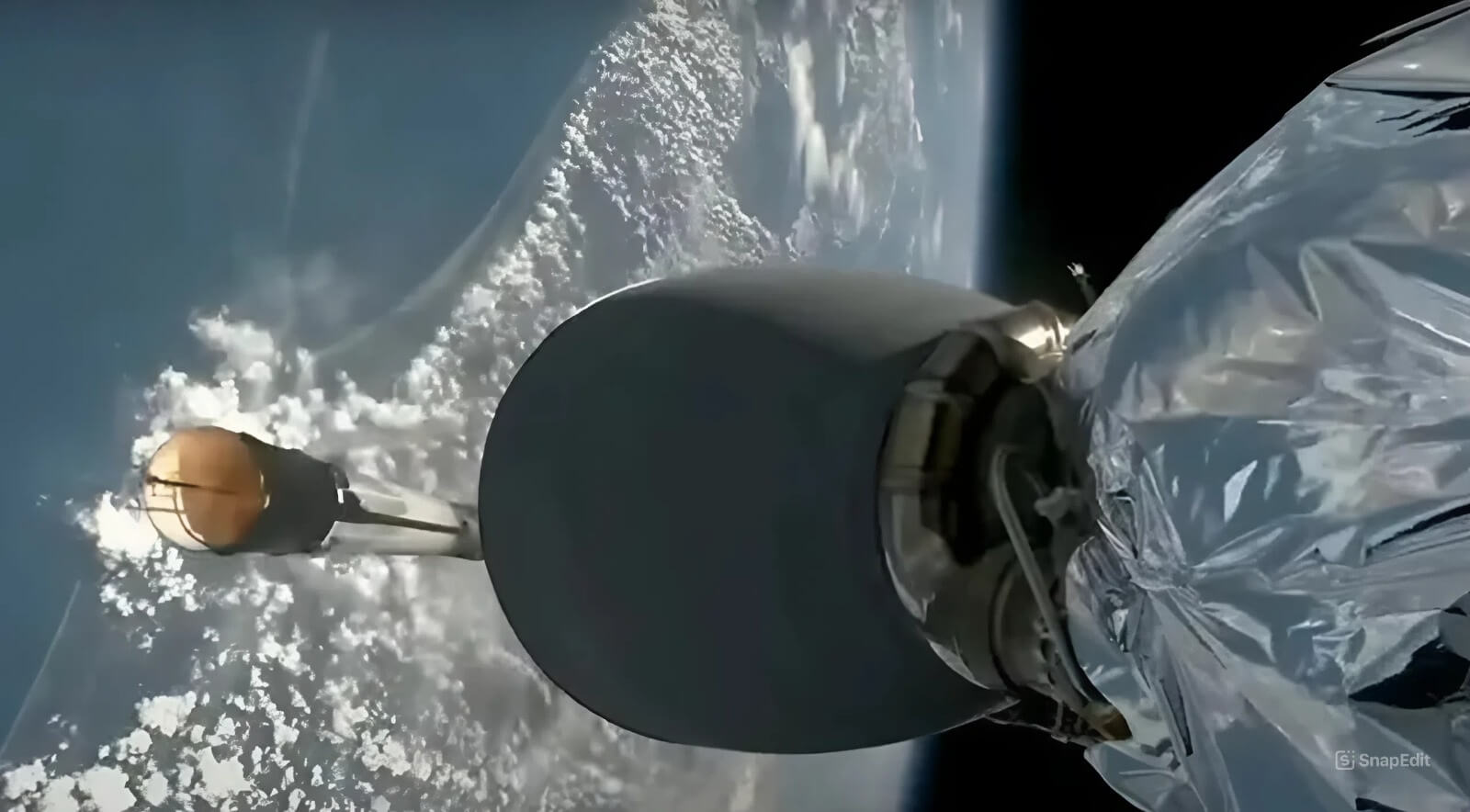 Как невесомость влияет на бактерии. Это кадр, сделанный сразу после отделения первой ступени во время миссии Crew-11 на МКС. Источник изображения: Live Science. Фото.