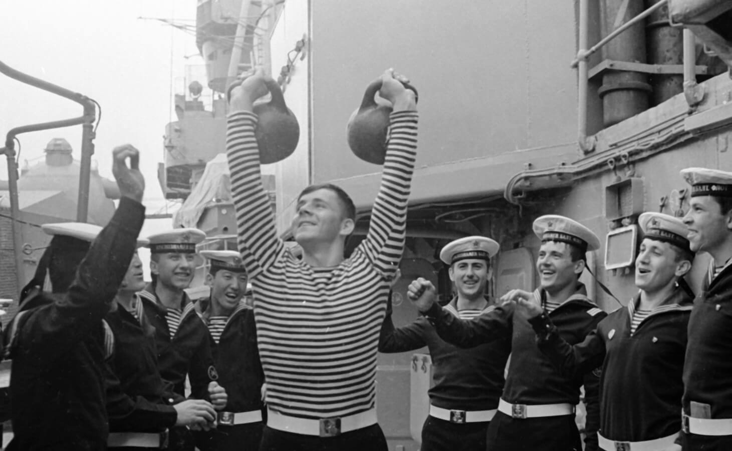 В тельняшках моряки становятся максимально различимыми на фоне всего окружения. Источник фотографии: dzen.ru. Фото.