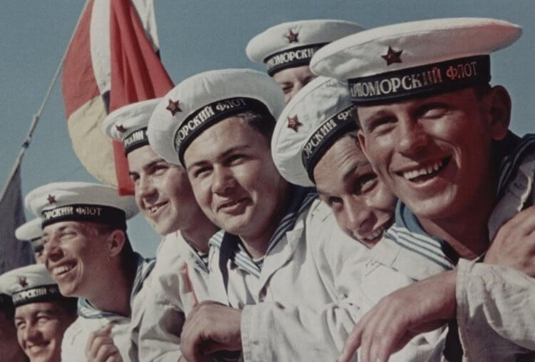 Как тельняшка стала официальной формой. День тельняшки отмечается 19 августа каждого года. Источник фотографии: dzen.ru. Фото.
