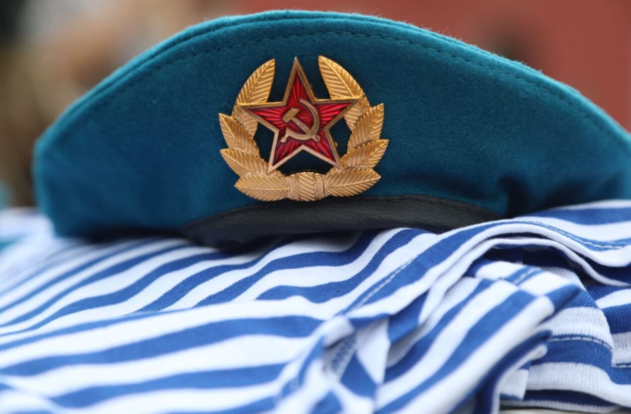 Бело-голубая тельняшка десантников. Источник фотографии: spbdnevnik.ru. Фото.