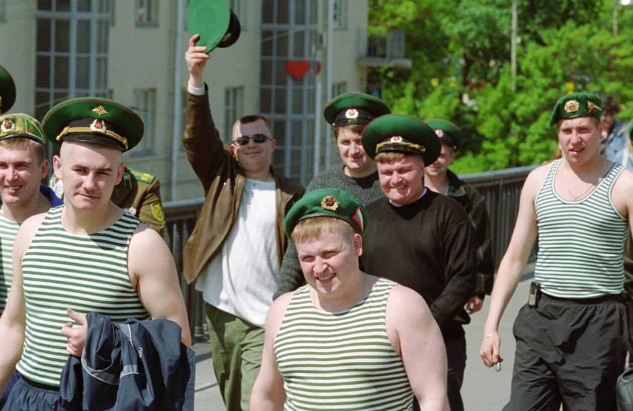 Зеленые тельняшки принадлежат пограничникам. Источник фотографии: wikimedia.org. Фото.