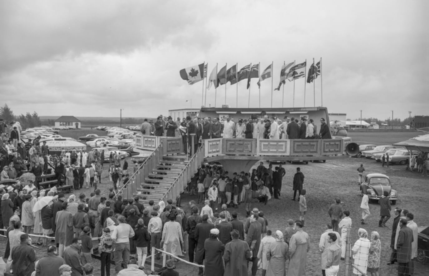 Первая официальная парковка для НЛО в Канаде. Открытие парковки для НЛО в 1967 году. Источник фотографии: IFL Science. Фото.