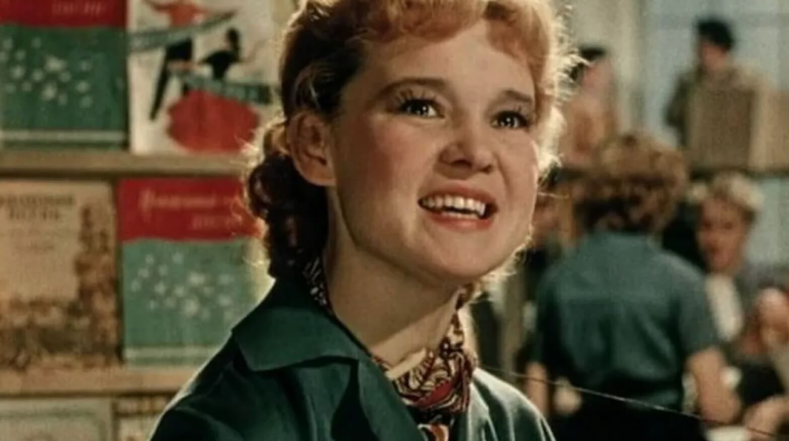 Кадр из фильма «Девушка с гитарой». Фото.