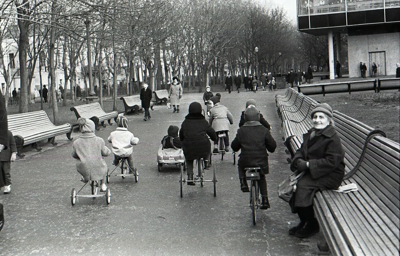 Кажется, во времена СССР на улицах было гораздо больше людей. Источник фотографии: picturehistory.livejournal.com. Фото.