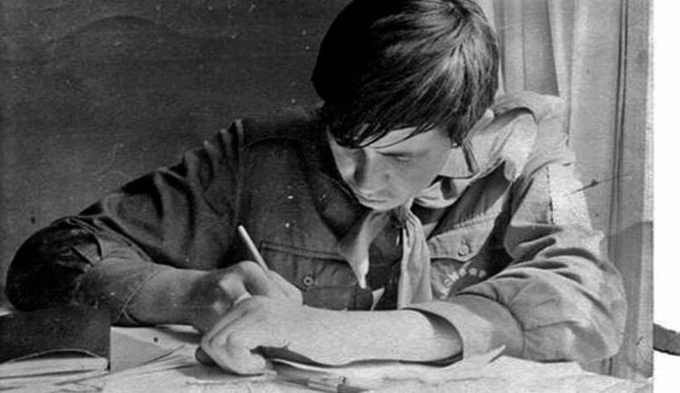 Ведение дневника. В СССР ведение личного дневника было способом рассказать о своих мыслях и чувствах, сохранить важные события и просто побыть наедине с собой. Источник фотографии: dzen.ru. Фото.