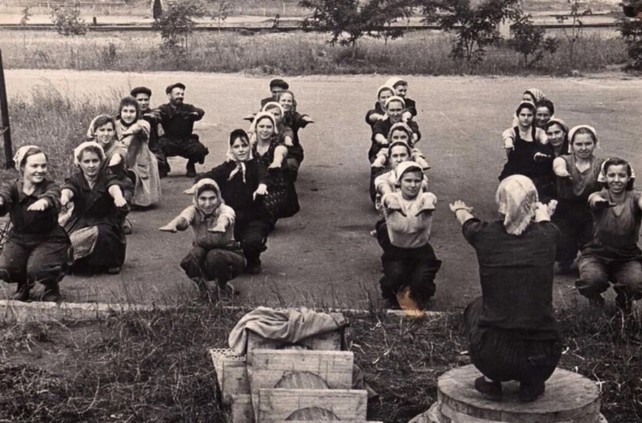 Утренняя гимнастика была обязательной частью жизни советских людей. Источник фотографии: dzen.ru. Фото.