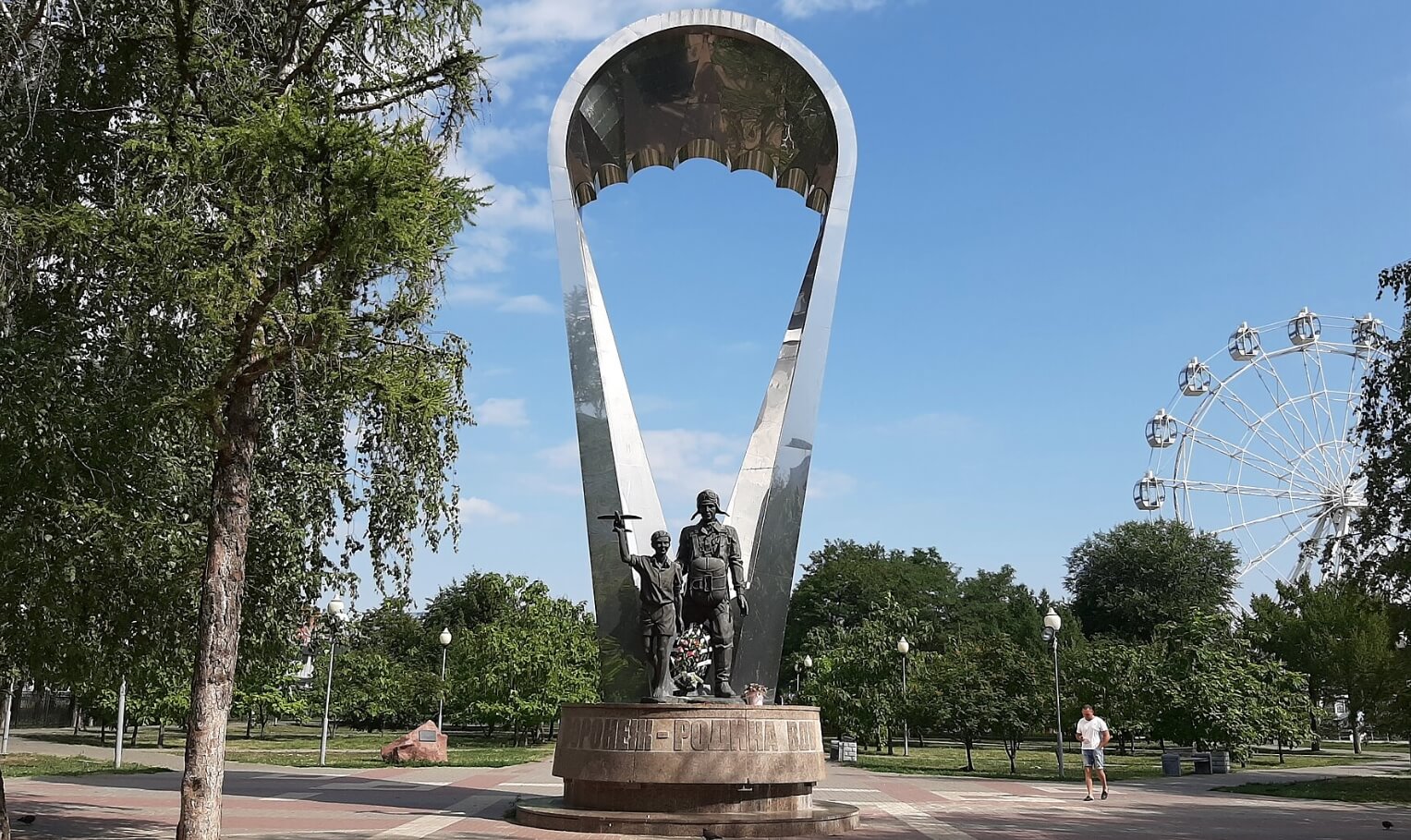 Первый прыжок с парашютом в Красной армии. Памятник «Воронеж — родина ВДВ». Источник фотографии: wikipedia.org. Фото.