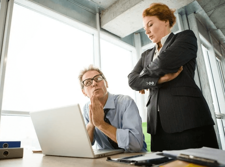 Что такое харассмент и чем он отличается от других форм давления. Харассмент — это форма нежелательного поведения, при которой один человек систематически оказывает давление на другого и злоупотребляет властью. Источник изображения: dzen.ru. Фото.