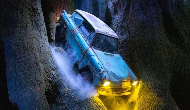 Шанхай готовит новый Harry Potter Studio Tour. Машина семьи Уизли на гремучей иве. Источник изображения: spot.ph. Фото.