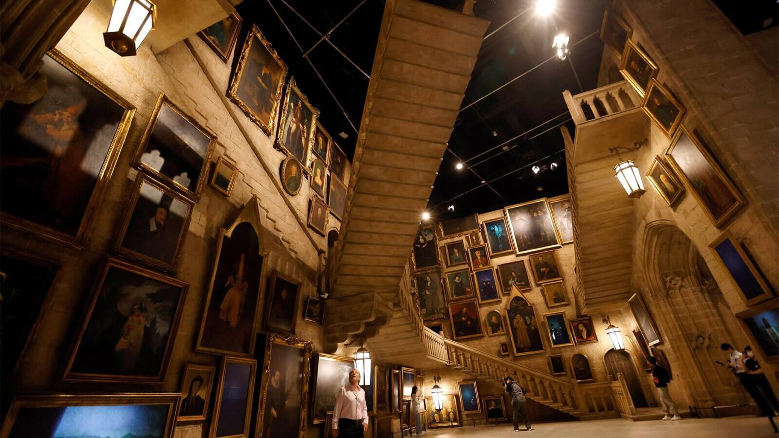 Шанхай готовит новый Harry Potter Studio Tour. Парадная лестница в замке Хогвартс. Источник изображения: rappler.com. Фото.