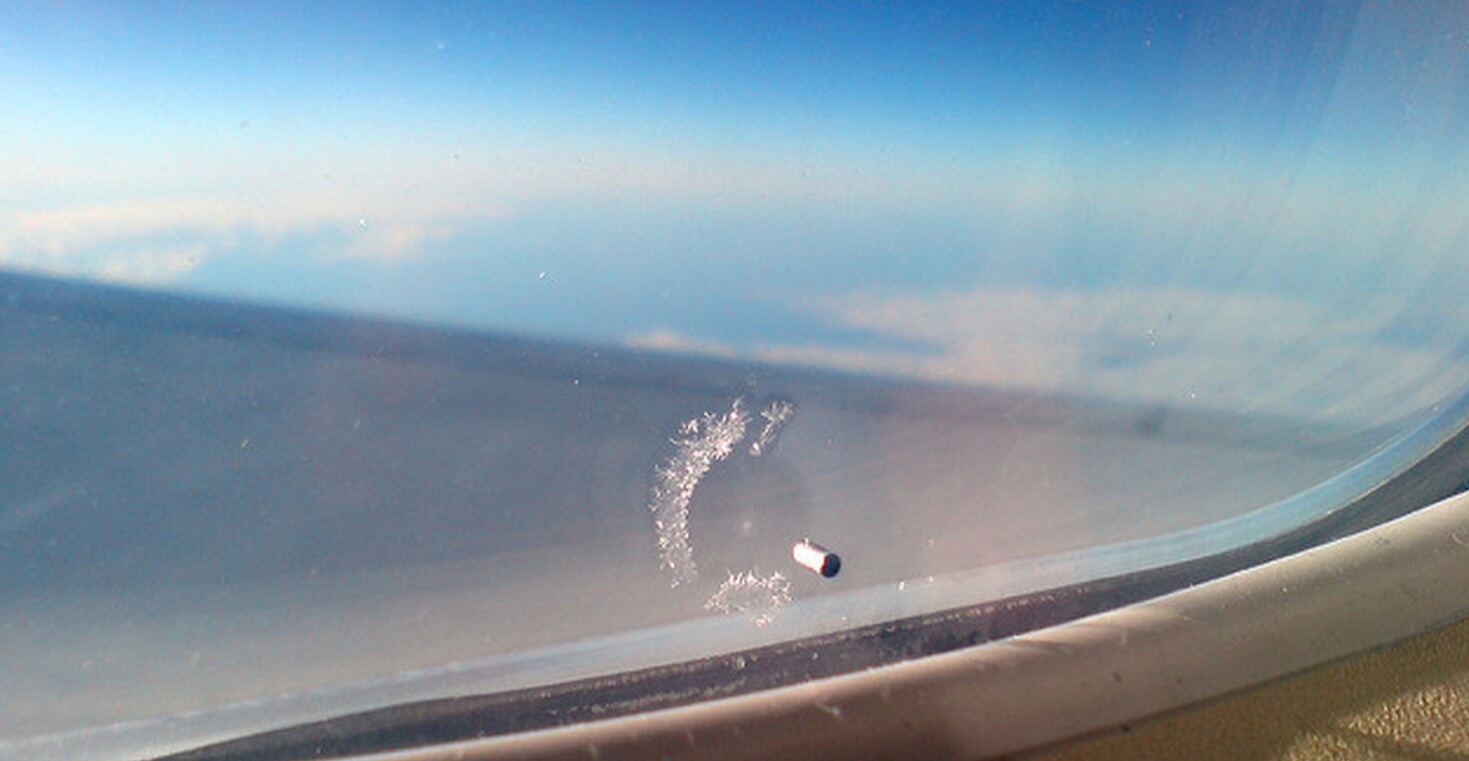 Для чего нужна дырочка в иллюминаторе. Иногда вокруг отверстия в иллюминаторе образуется иней, и это нормально. Источник: pikabu.ru. Фото.