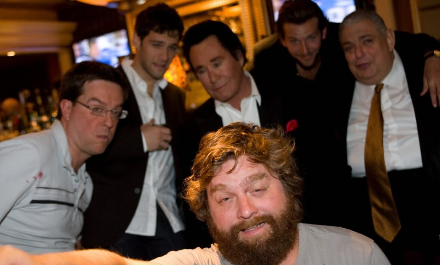 Потеря памяти из-за алкоголя. Пьяный человек может действовать вполне осмысленно, но наутро ничего не помнить. Кадр из фильма «Мальчишник в Вегасе». Фото.