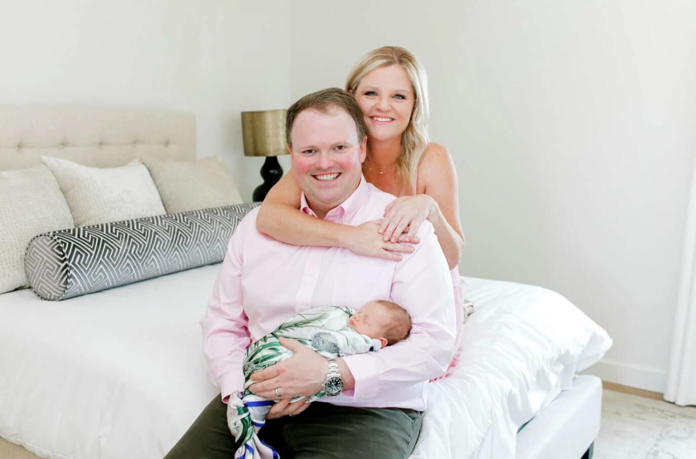 Подбор имени для ребенка за деньги. Пара с ребенком, для которого женщина подобрала имя. Источник фотографии: yahoo.com. Фото.