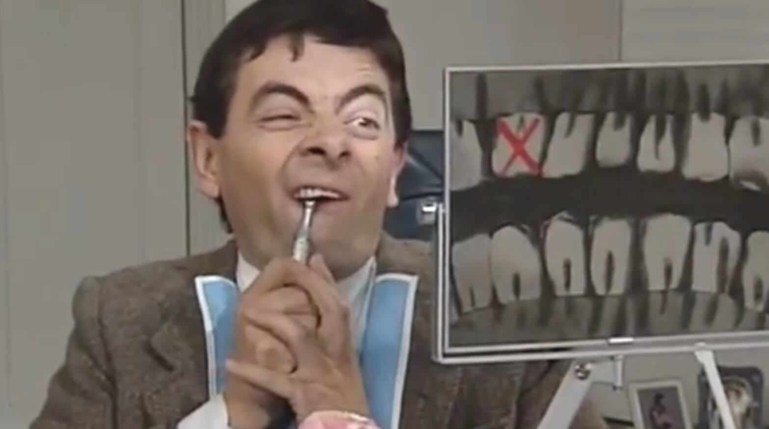 Сколько стоит лечение зубов. Да уж, смотря на такие цены, хочется научиться лечить зубы самому. Кадр из сериала «Мистер Бин». Фото.