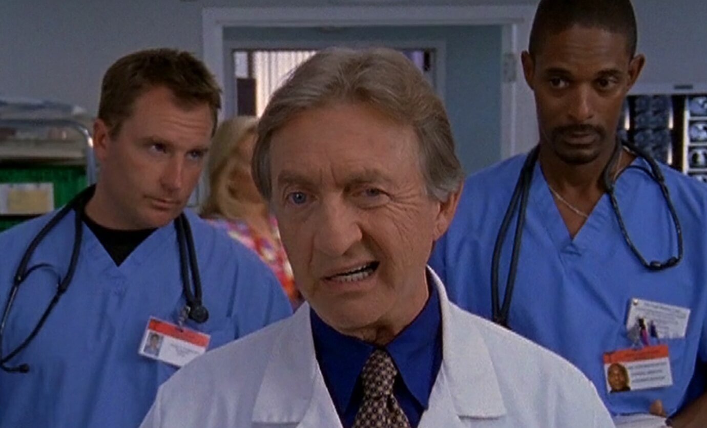 Почему лечение зубов дорогое. Так что нет, дороговизна стоматологии связана не с жадностью врачей. Кадр из сериала «Клиника». Фото.