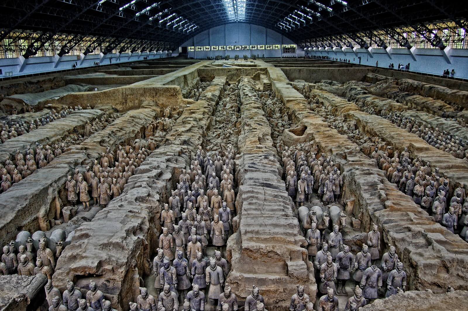 Главные древности Китая: терракотовая армия, Великая стена и другие сокровища. Терракотовая армия у мавзолея Цинь Шихуанди, первого императора объединённого Китая. Источник изображения: dzen.ru. Фото.