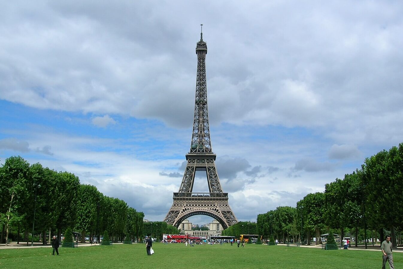 Почему Эйфелева башня становится выше летом. К сожалению, Эйфелева башня также каждый год изнашивается. Источник фотографии: wikimedia.org. Фото.