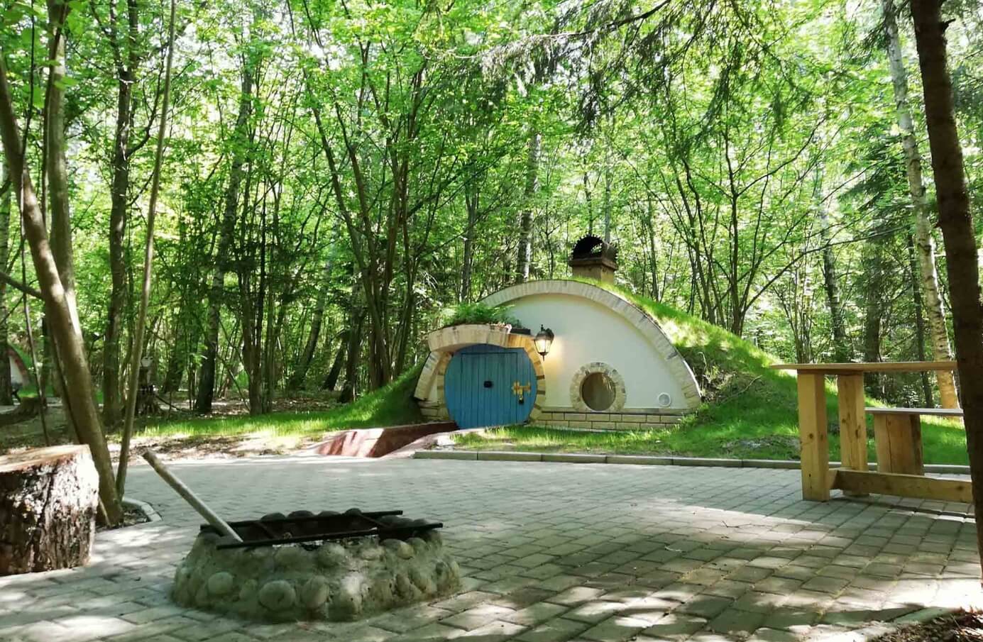 Эко-отель «Хоббитлэнд» в Подмосковье. Эко-отель «Хоббитлэнд». Источник фотографии: kp.ru. Фото.