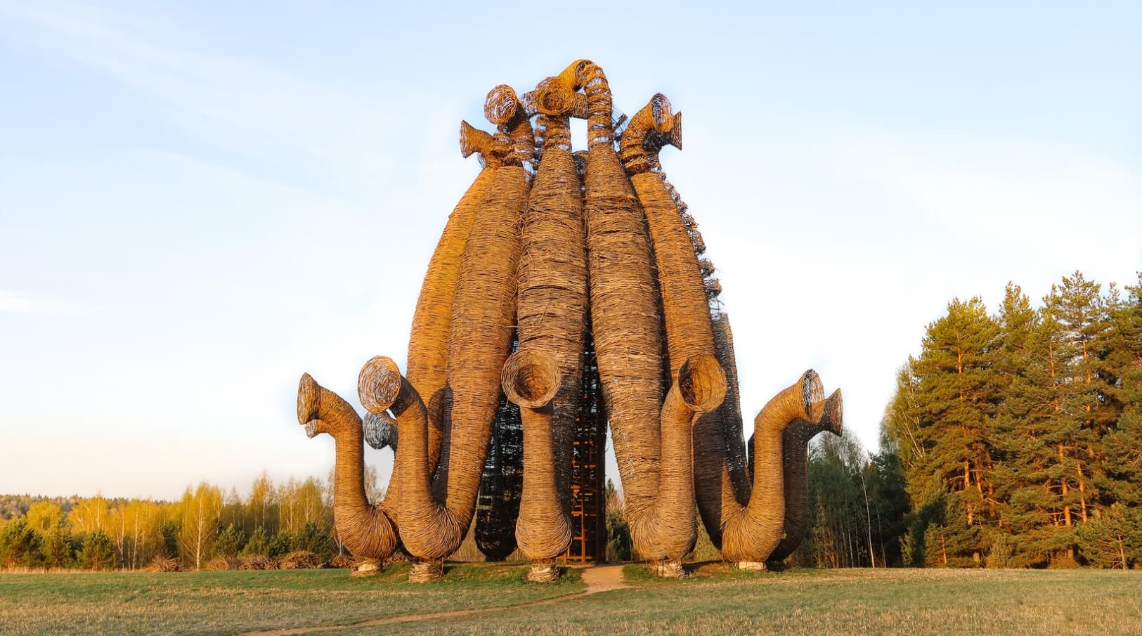 Никола-Ленивец в Калужской области. Одна из инсталляций в Никола-Ленивец. Источник фотографии: nikola-lenivets.ru. Фото.