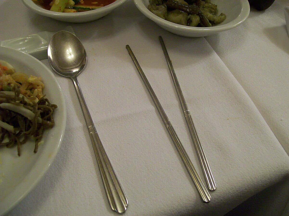 Корейский возраст и почему корейцы едят металлическими палочками. Многоразовые палочки. Источник изображения: commons.wikimedia.org. Фото.