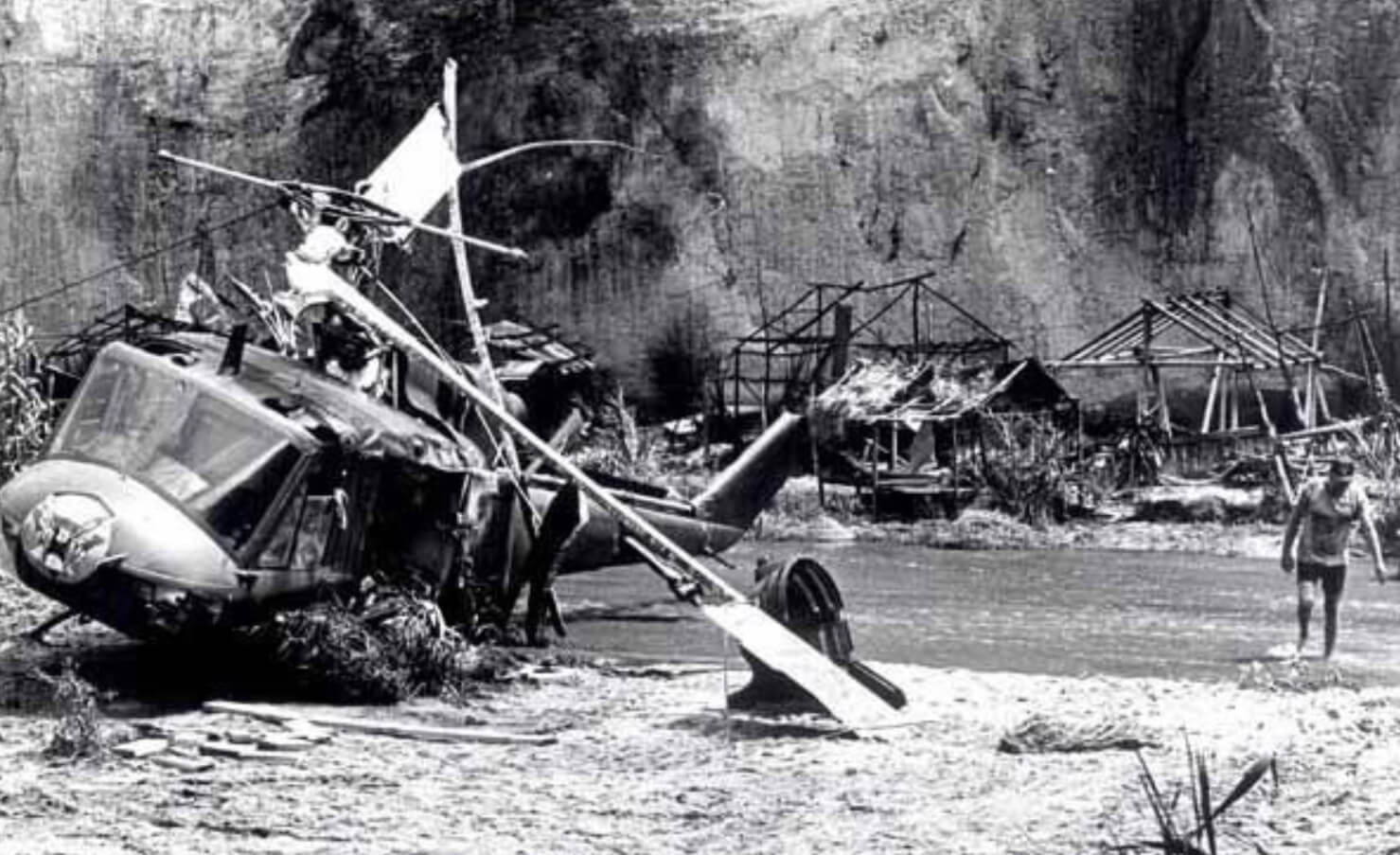 Крушение вертолета на съемках «Сумеречной зоны». Обломки вертолета на съемочной площадке фильма. Источник фотографии: wikipedia.org. Фото.