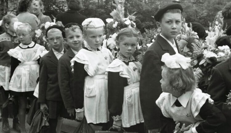 Школьная линейка 1 сентября и первый звонок. Формат «линейки» возник из практики советских школ и пионерлагерей с их строевыми сборами. Источник фотографии: takprosto.cc. Школьная линейка 1 сентября и первый звонок. Формат «линейки» возник из практики советских школ и пионерлагерей с их строевыми сборами. Источник фотографии: takprosto.cc. Фото.