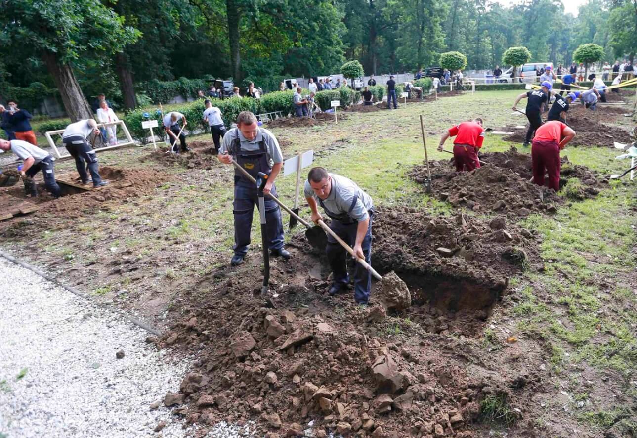 Чемпионат по выкапыванию могил. Копатели могил соревнуются парами. Источник фотографии: cnnindonesia.com. Фото.