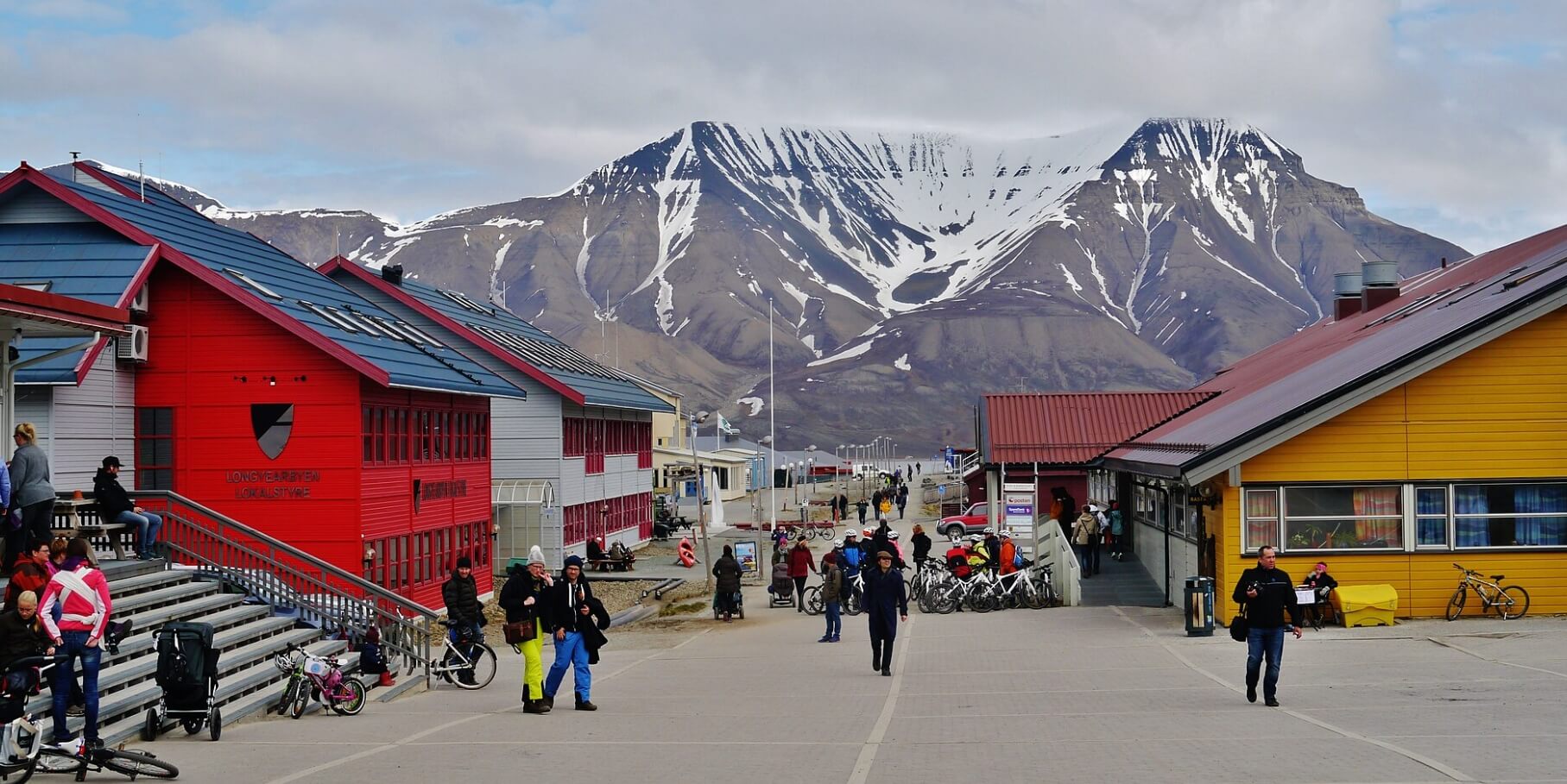 Почему в Лонгйире нельзя рожать. Жители города Лонгйир. Источник изображения: wikipedia.org. Фото.