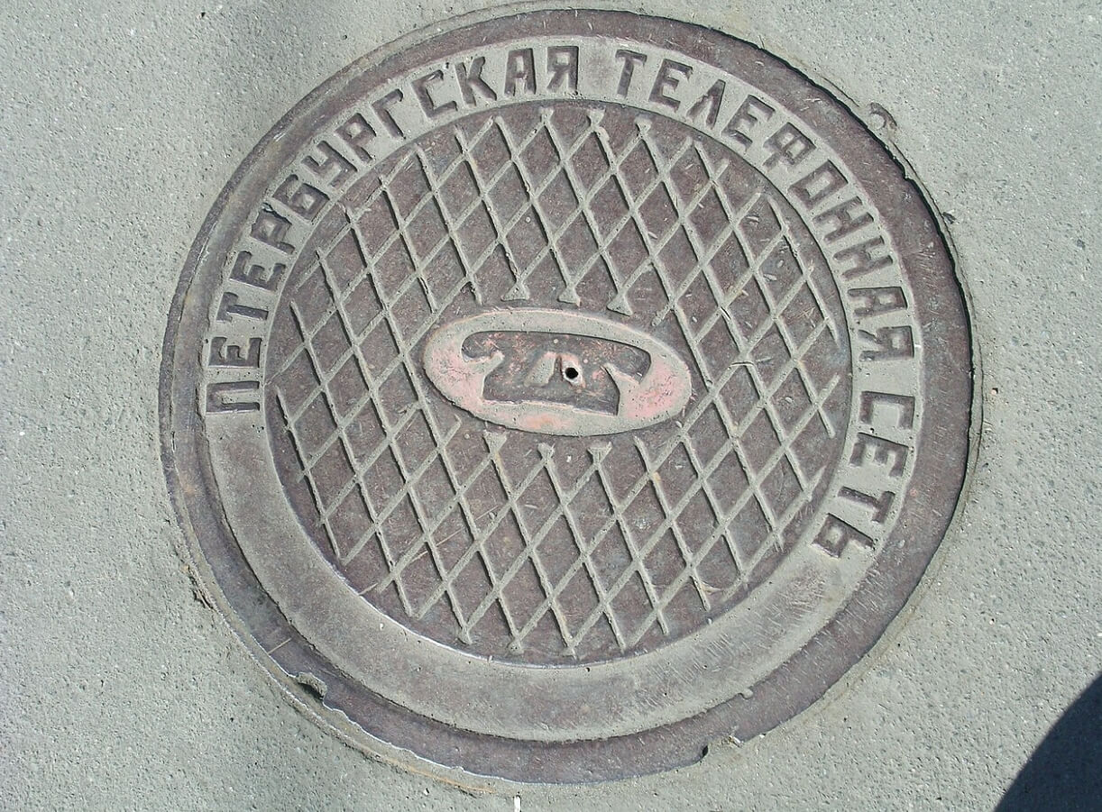 Почему канализационные люки делают круглыми. Телефонный люк в Санкт-Петербурге. Источник фотографии: wikimedia.org. Фото.