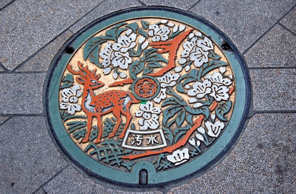 Преимущества круглой формы люков. В азиатских странах можно встретить особенно красивые канализационные люки. Источник фотографии: daily.afisha.ru. Фото.