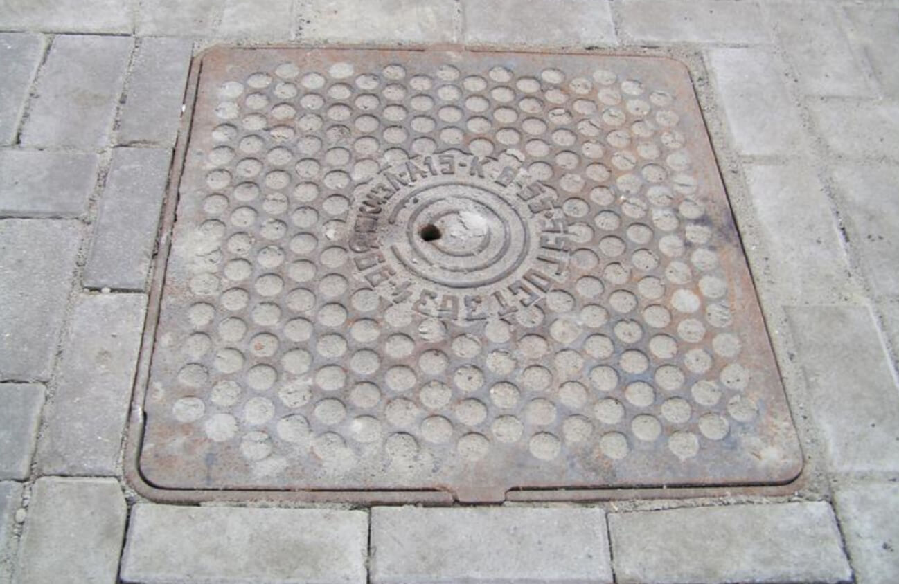 Что было бы, если бы люки стали квадратными. Несмотря на все написанное выше, квадратные канализационные люки тоже существуют. Источник фотографии: habr.com. Фото.