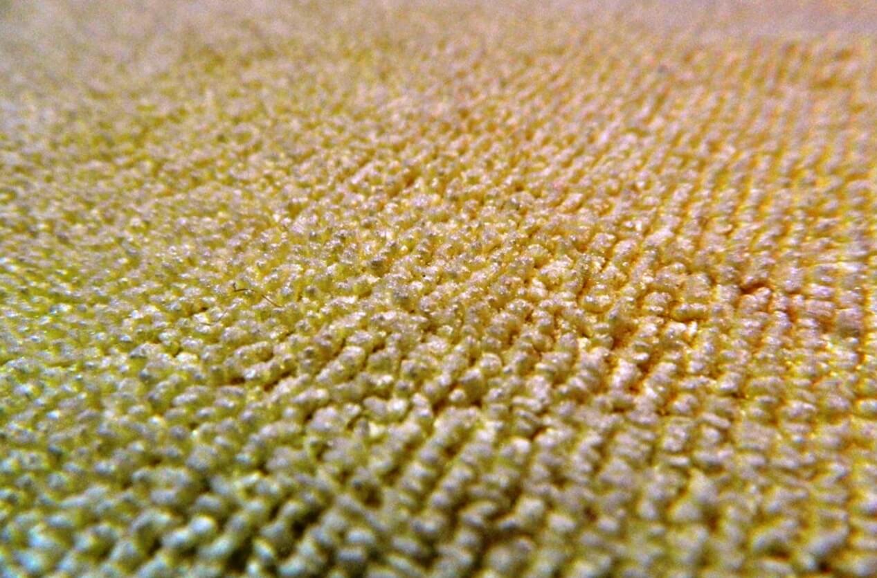 Что такое салфетка из микрофибры и как она работает. Микрофибра крупным планом. Источник изображения: wikipedia.org. Фото.