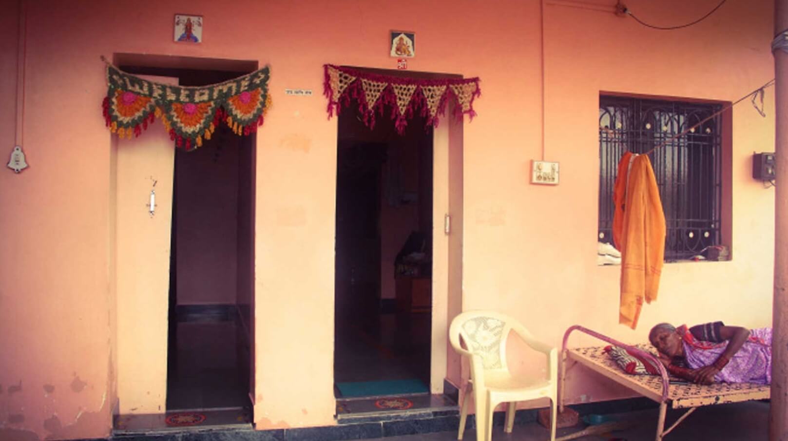 Деревня Шани Шингнапур в Индии. Открытые двери в деревне Шани Шингнапур. Источник изображения: allnews.ge. Фото.