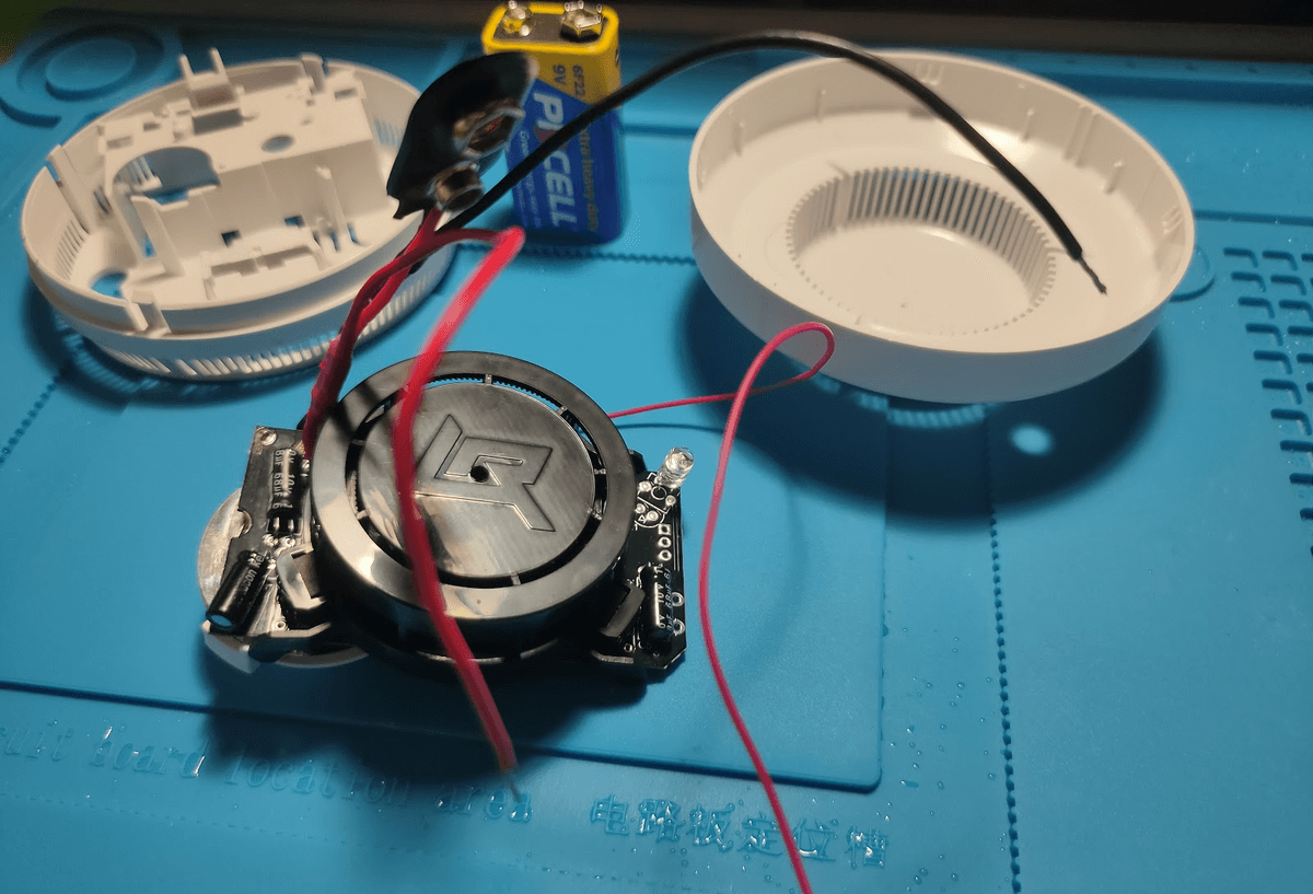 Проводные и батарейные датчики дыма. Датчик дыма — довольно простая штука по конструкции. Изображение: Дзен. Фото.