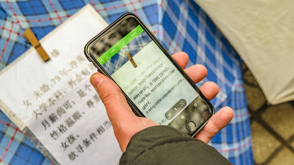 Язык в Китае: говорят ли на английском и где помогает русский. Перевод по камере. Источник изображения: rg.ru. Фото.