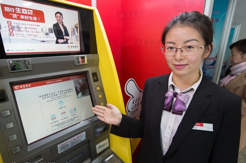 Деньги в Китае: наличные, карты и оплата через телефон. Обменять валюту можно в банках/обменных пунктах (Bank of China и др.) и автоматах обмена; курс в аэропорту обычно хуже. Источник изображения: dailymail.co.uk. Фото.